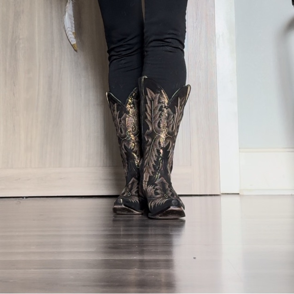Women’s Cowboy Boots with Gold!